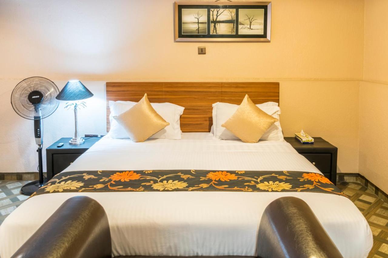 Hotel Waterbuck Накуру Екстериор снимка
