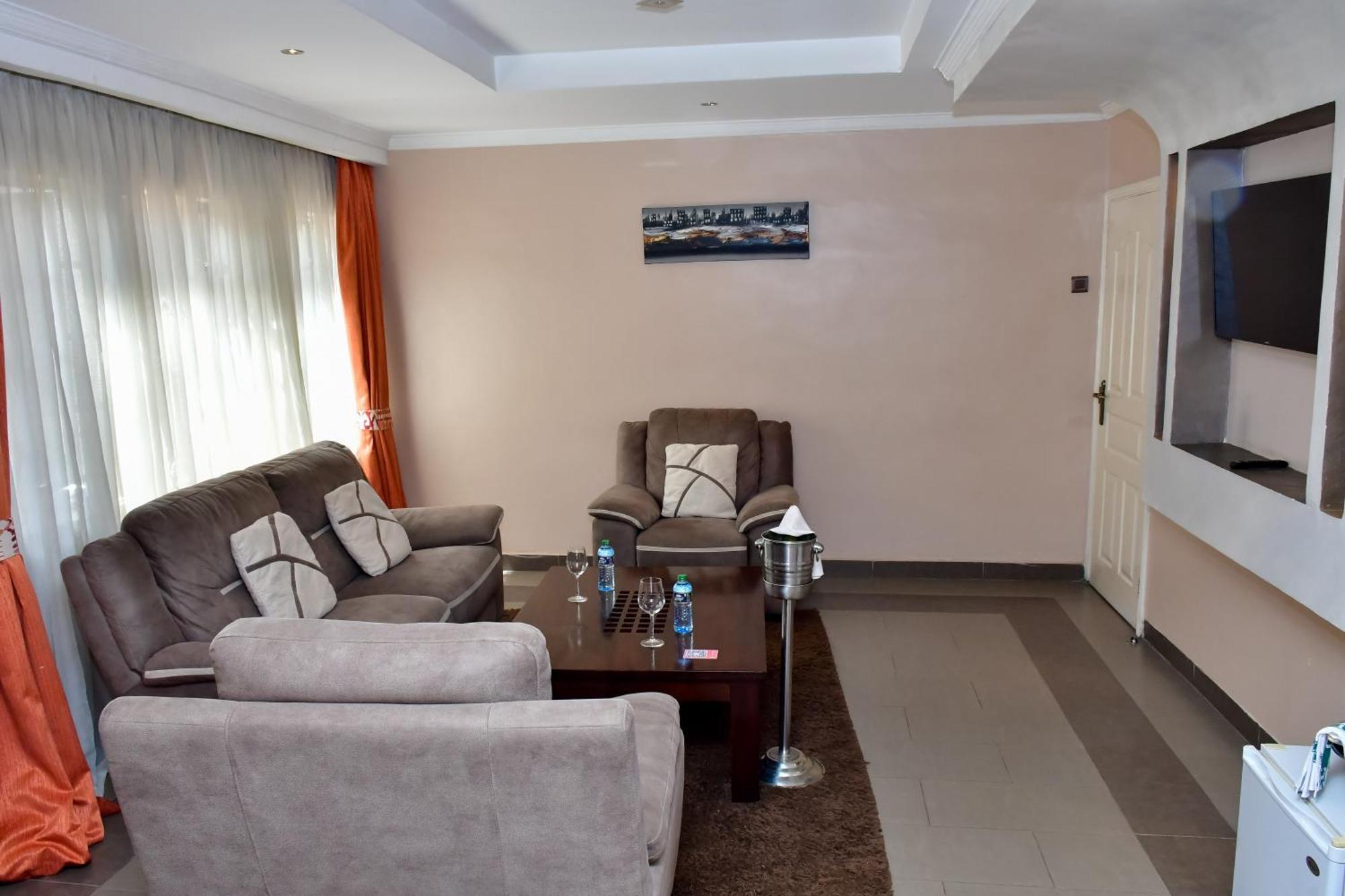 Hotel Waterbuck Накуру Екстериор снимка